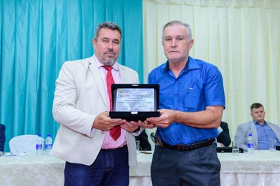  (<a class="download" href="https://www.santaleopoldina.es.leg.br/institucional/fotos/sessao-solene-2023/nelson-entrega-titulo-3.jpg/at_download/image">Download</a>)