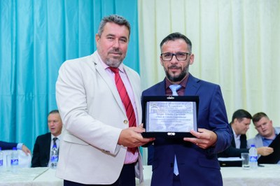  (<a class="download" href="https://www.santaleopoldina.es.leg.br/institucional/fotos/sessao-solene-2023/nelson-entrega-titulo-4.jpg/at_download/image">Download</a>)
