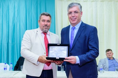  (<a class="download" href="https://www.santaleopoldina.es.leg.br/institucional/fotos/sessao-solene-2023/nelson-entrega-titulo-5.jpg/at_download/image">Download</a>)
