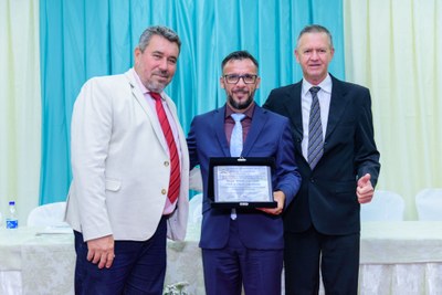  (<a class="download" href="https://www.santaleopoldina.es.leg.br/institucional/fotos/sessao-solene-2023/nelson-entrega-titulo.jpg/at_download/image">Download</a>)