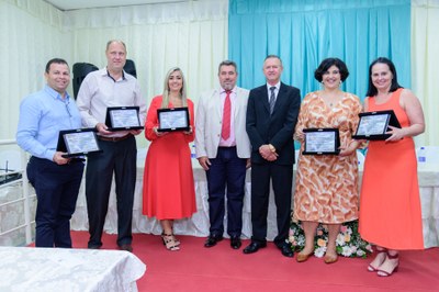  (<a class="download" href="https://www.santaleopoldina.es.leg.br/institucional/fotos/sessao-solene-2023/romero-nelson-agraciados.jpg/at_download/image">Download</a>)