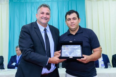  (<a class="download" href="https://www.santaleopoldina.es.leg.br/institucional/fotos/sessao-solene-2023/sergio-entrega-titulo-2.jpg/at_download/image">Download</a>)